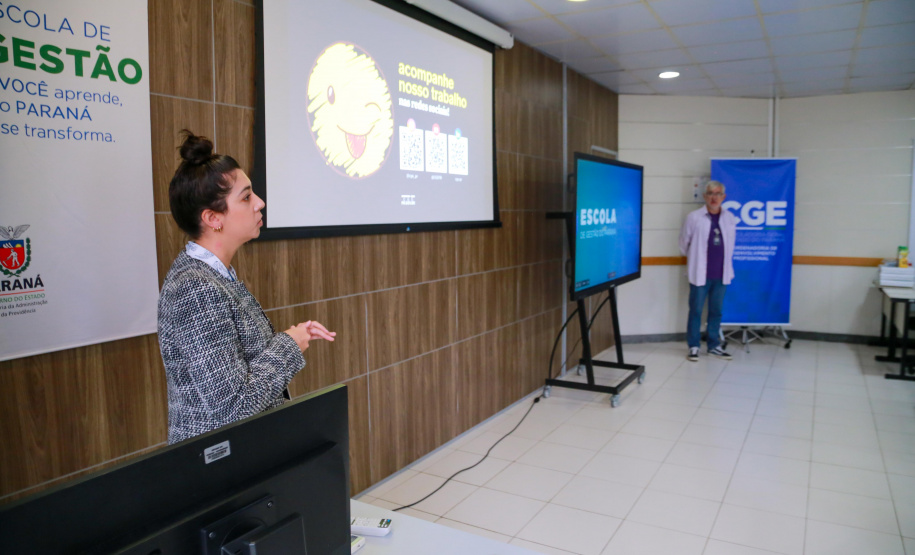 fotos do curso de integração em que aparecem os novos servidores e apresentações feitas por coordenadores e chefes de núcleos.