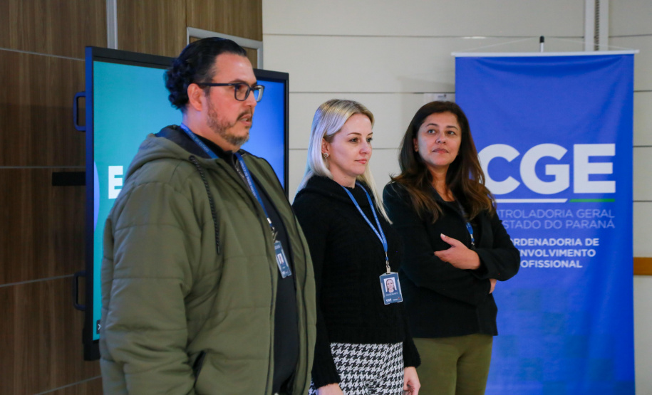 fotos do curso de integração em que aparecem os novos servidores e apresentações feitas por coordenadores e chefes de núcleos.