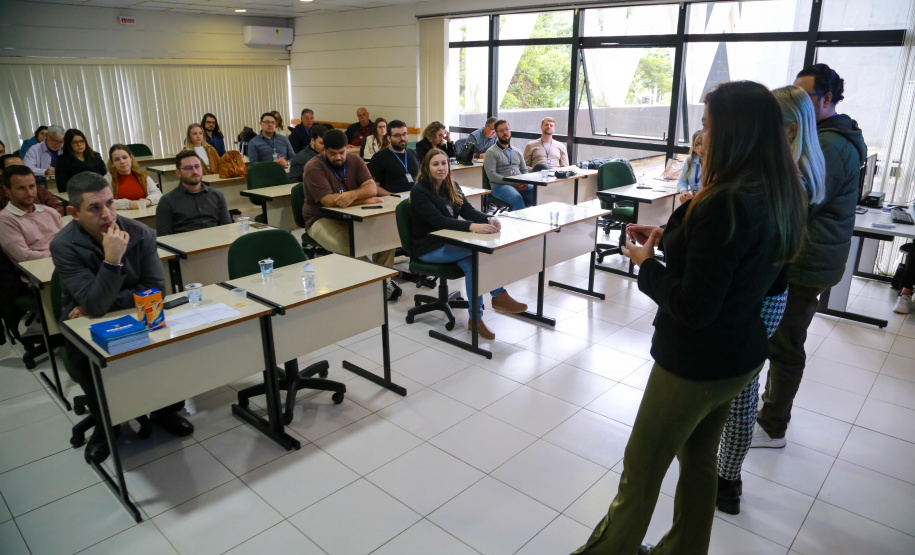 fotos do curso de integração em que aparecem os novos servidores e apresentações feitas por coordenadores e chefes de núcleos.