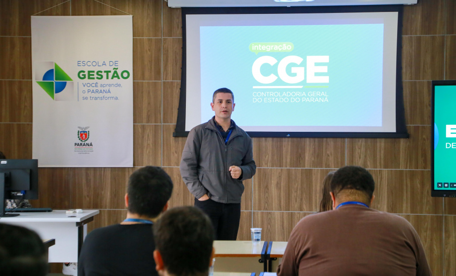 fotos do curso de integração em que aparecem os novos servidores e apresentações feitas por coordenadores e chefes de núcleos.