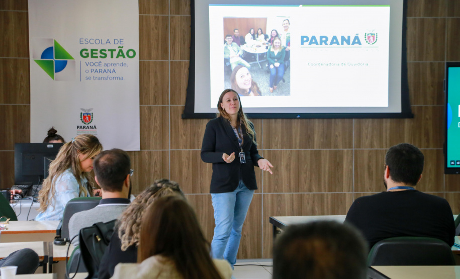 fotos do curso de integração em que aparecem os novos servidores e apresentações feitas por coordenadores e chefes de núcleos.