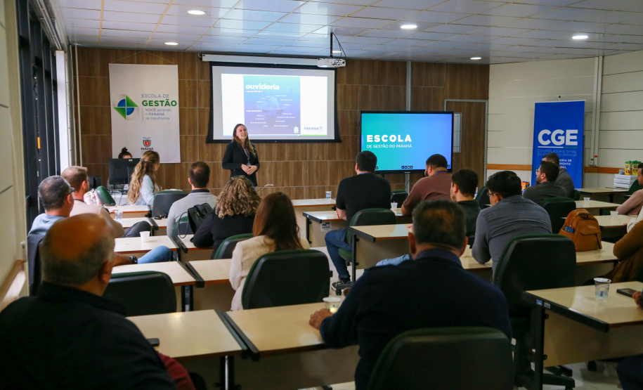 fotos do curso de integração em que aparecem os novos servidores e apresentações feitas por coordenadores e chefes de núcleos.
