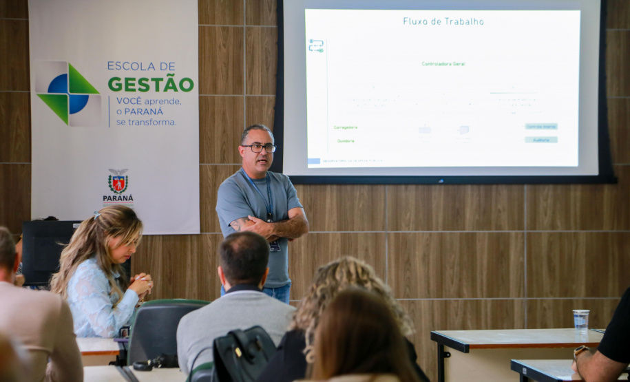 fotos do curso de integração em que aparecem os novos servidores e apresentações feitas por coordenadores e chefes de núcleos.