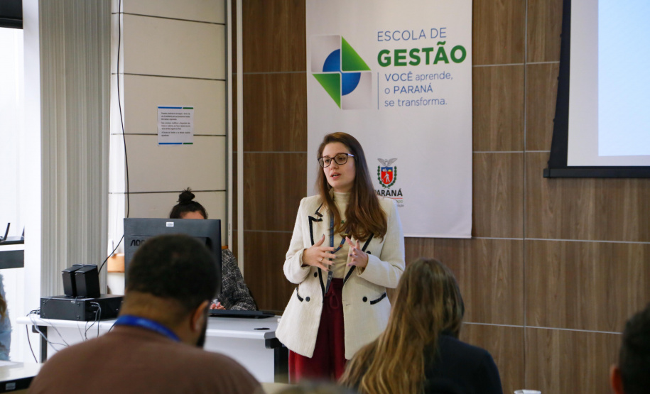 fotos do curso de integração em que aparecem os novos servidores e apresentações feitas por coordenadores e chefes de núcleos.