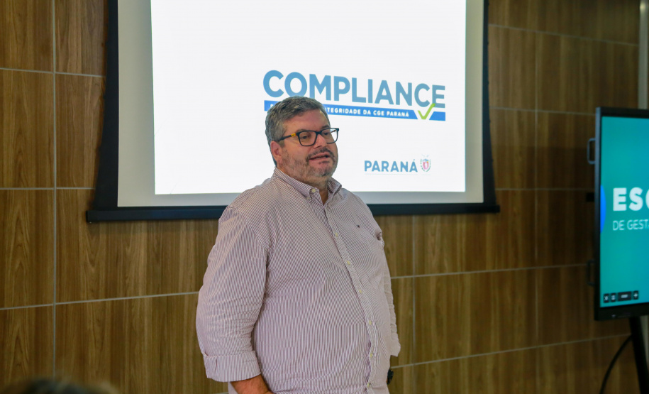 fotos do curso de integração em que aparecem os novos servidores e apresentações feitas por coordenadores e chefes de núcleos.