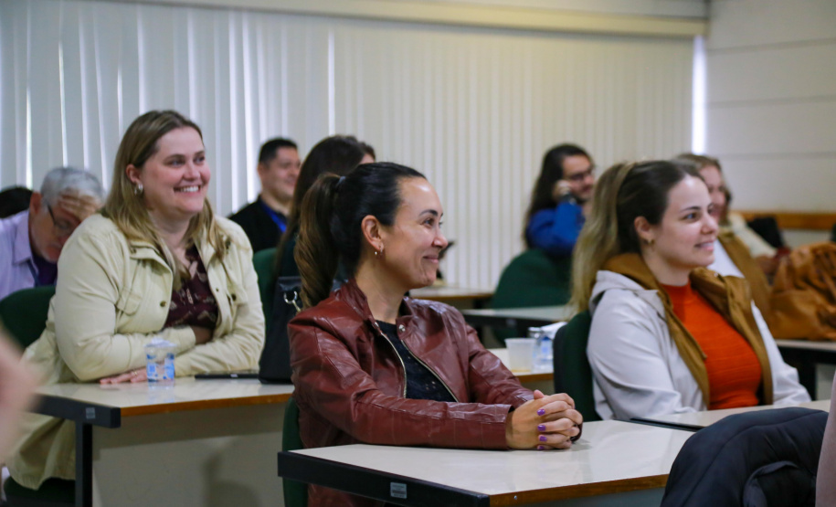 fotos do curso de integração em que aparecem os novos servidores e apresentações feitas por coordenadores e chefes de núcleos.