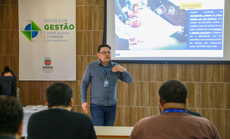 fotos do curso de integração em que aparecem os novos servidores e apresentações feitas por coordenadores e chefes de núcleos.