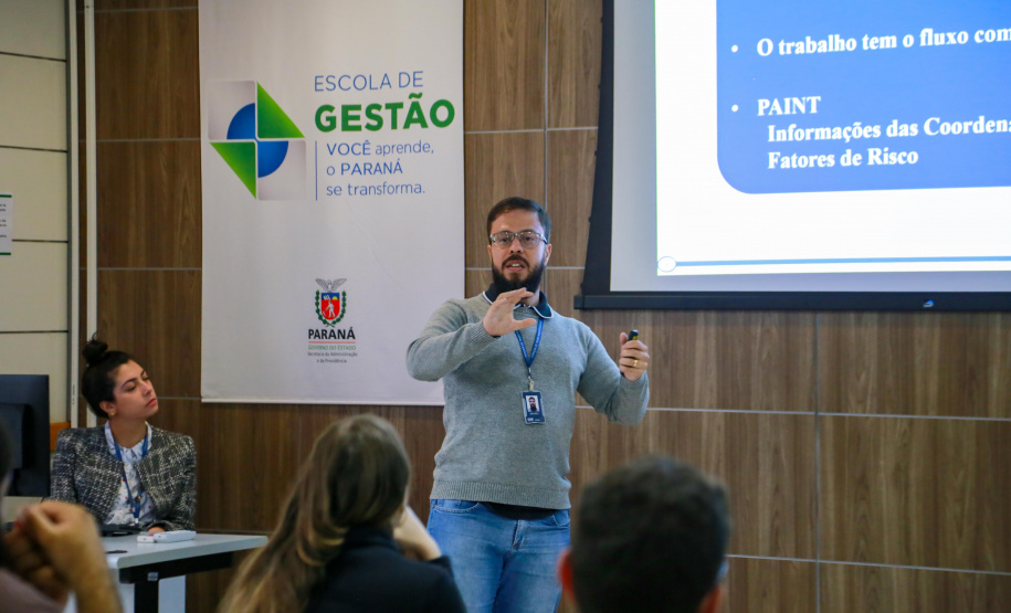 fotos do curso de integração em que aparecem os novos servidores e apresentações feitas por coordenadores e chefes de núcleos.