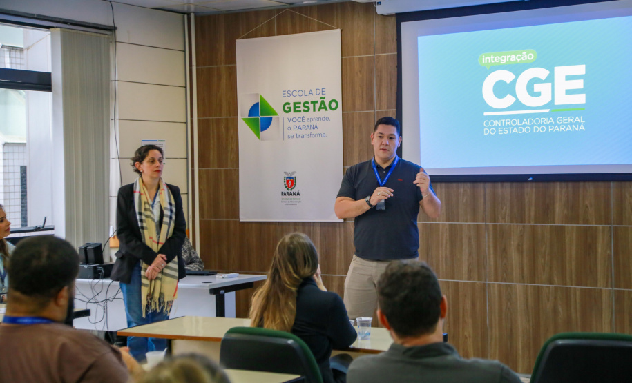 fotos do curso de integração em que aparecem os novos servidores e apresentações feitas por coordenadores e chefes de núcleos.