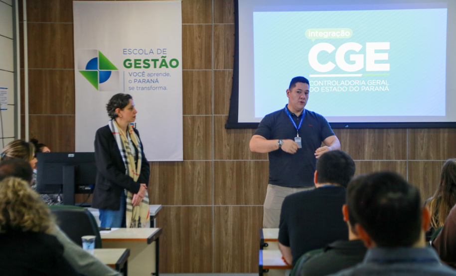 fotos do curso de integração em que aparecem os novos servidores e apresentações feitas por coordenadores e chefes de núcleos.