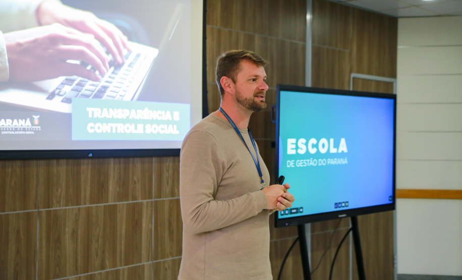 fotos do curso de integração em que aparecem os novos servidores e apresentações feitas por coordenadores e chefes de núcleos.