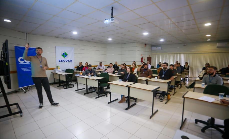 fotos do curso de integração em que aparecem os novos servidores e apresentações feitas por coordenadores e chefes de núcleos.