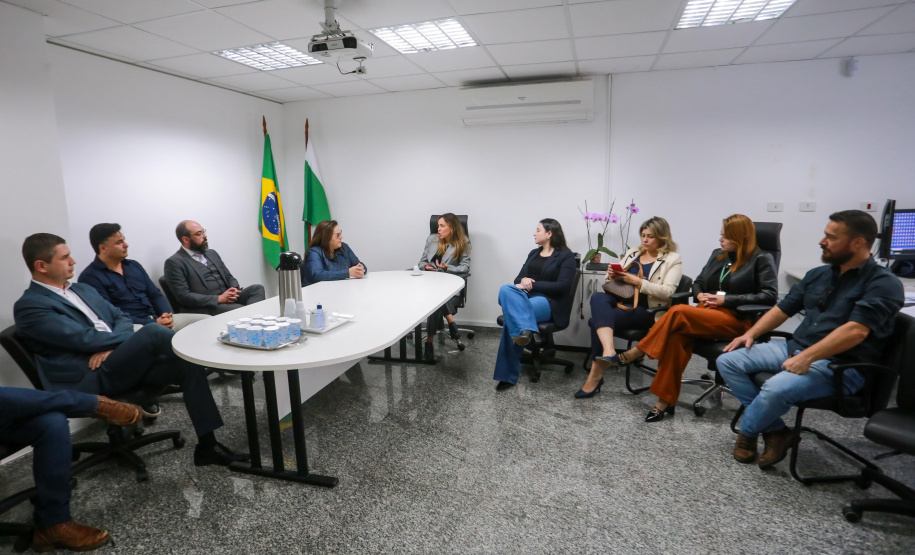Equipe da prefeitura de Pinhais visita coordenações da CGE