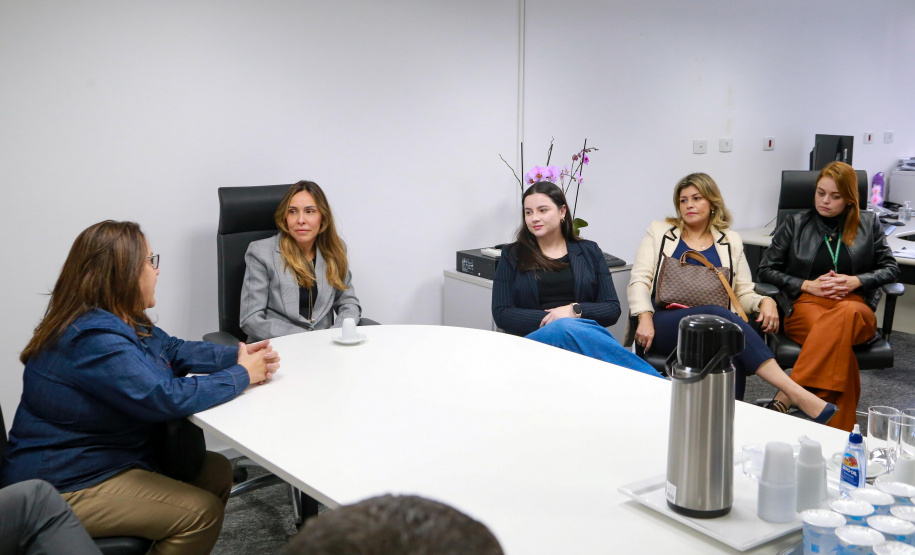 Equipe da prefeitura de Pinhais visita coordenações da CGE