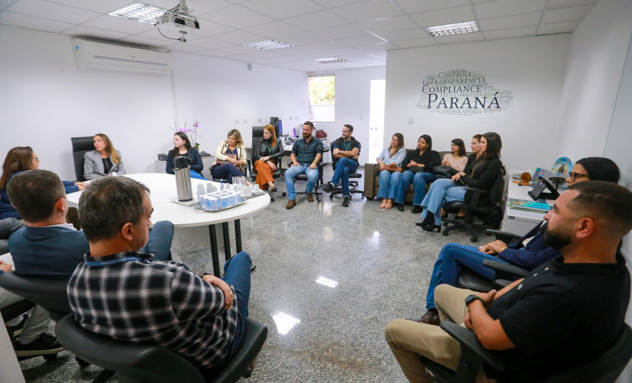 Equipe da prefeitura de Pinhais visita coordenações da CGE