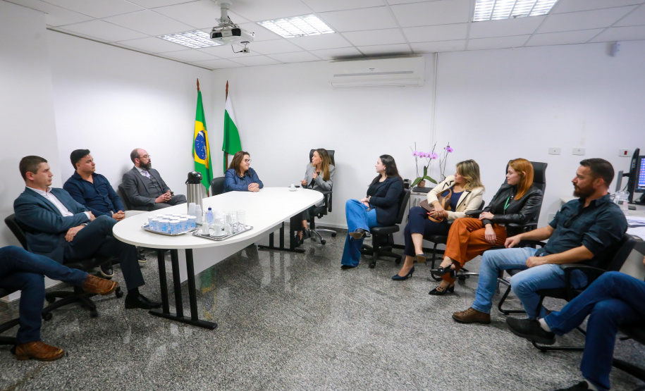 Equipe da prefeitura de Pinhais visita coordenações da CGE