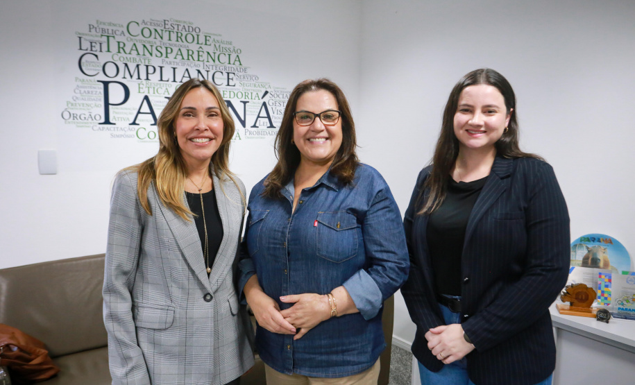Equipe da prefeitura de Pinhais visita coordenações da CGE