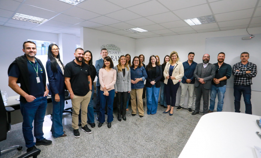 Equipe da prefeitura de Pinhais visita coordenações da CGE