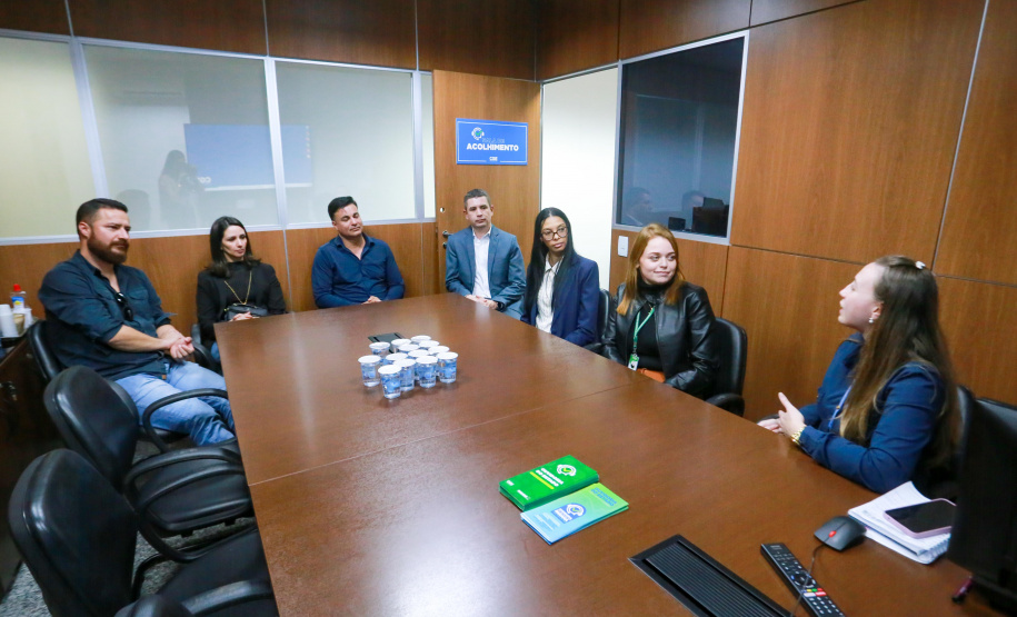 Equipe da prefeitura de Pinhais visita coordenações da CGE