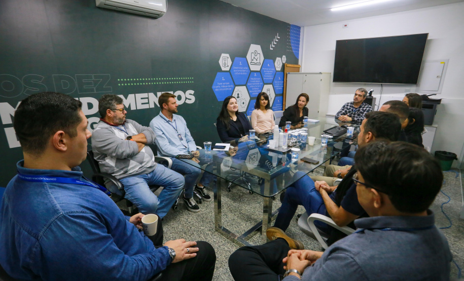 Equipe da prefeitura de Pinhais visita coordenações da CGE