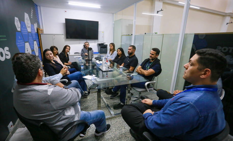 Equipe da prefeitura de Pinhais visita coordenações da CGE