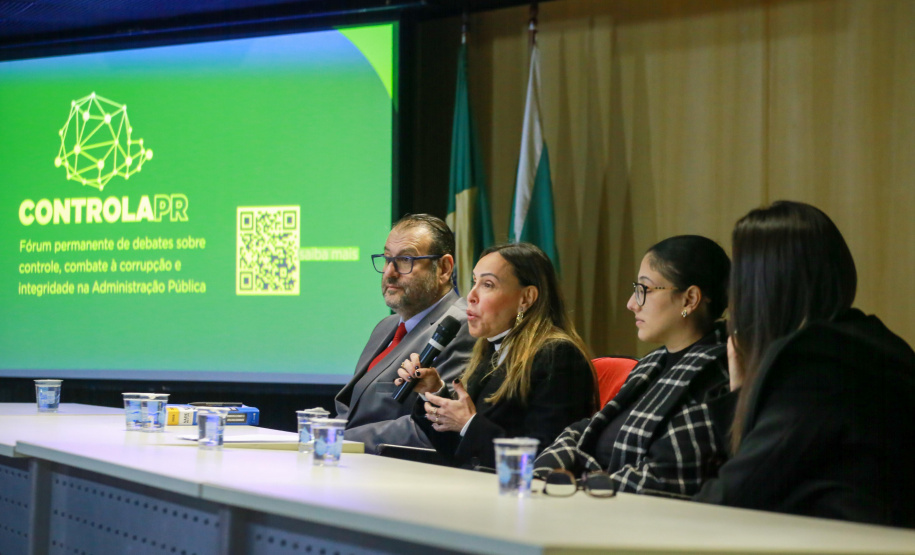 Autoridades falam para plateia sobre a lei de licitações e atividades de controle.