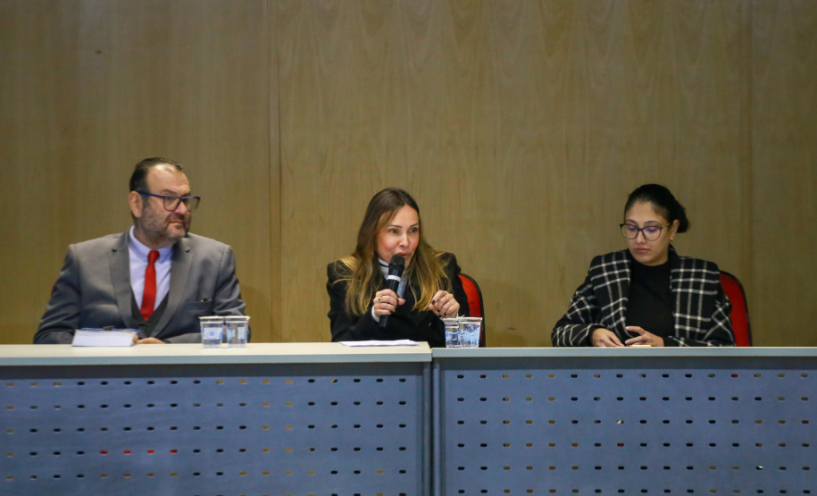 Autoridades falam para plateia sobre a lei de licitações e atividades de controle.