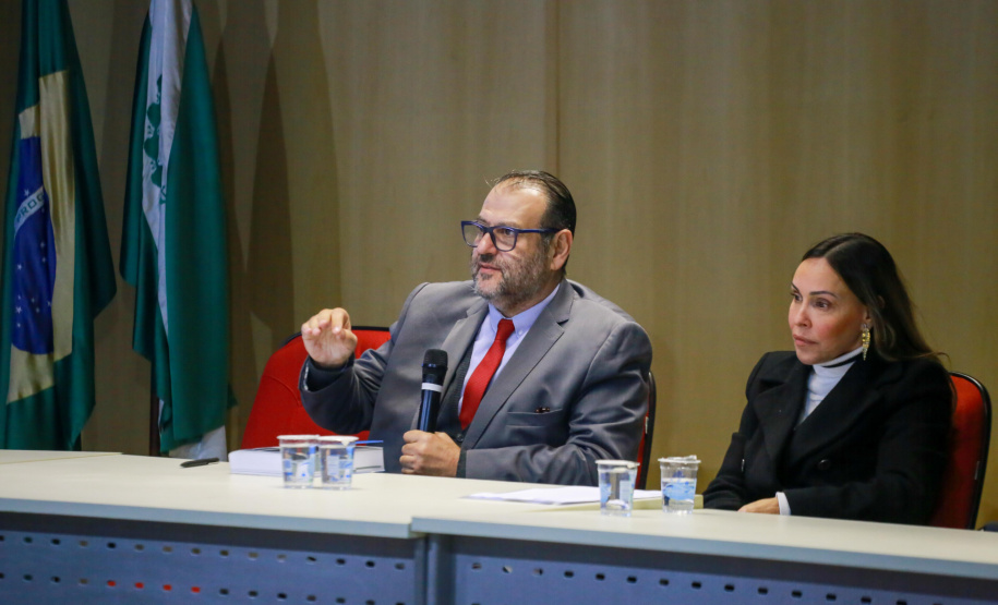 Autoridades falam para plateia sobre a lei de licitações e atividades de controle.