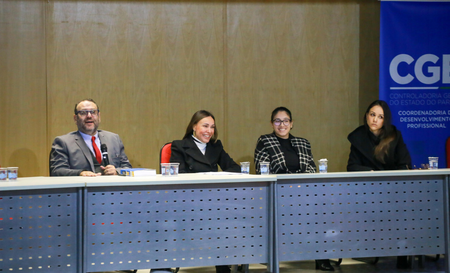 Autoridades falam para plateia sobre a lei de licitações e atividades de controle.