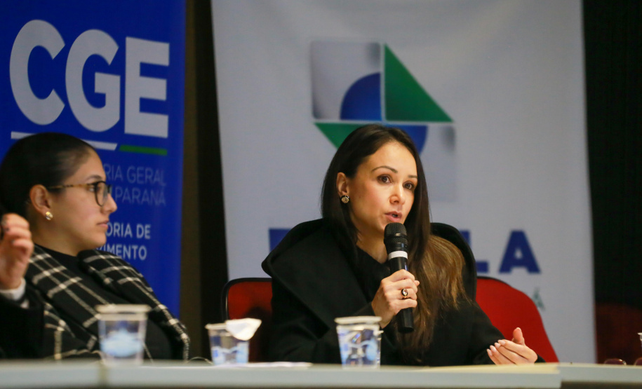 Autoridades falam para plateia sobre a lei de licitações e atividades de controle.