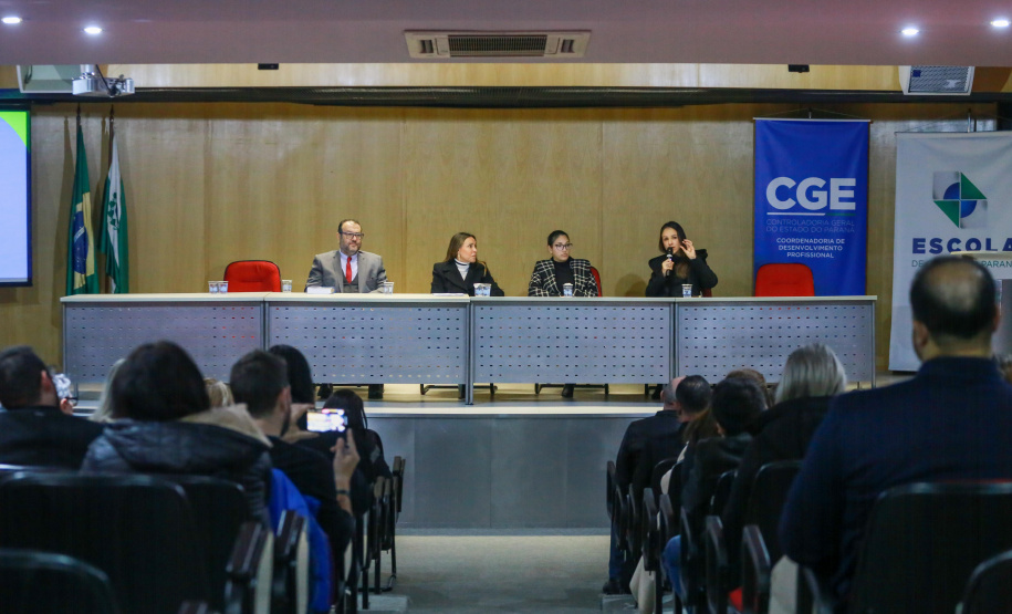 Autoridades falam para plateia sobre a lei de licitações e atividades de controle.