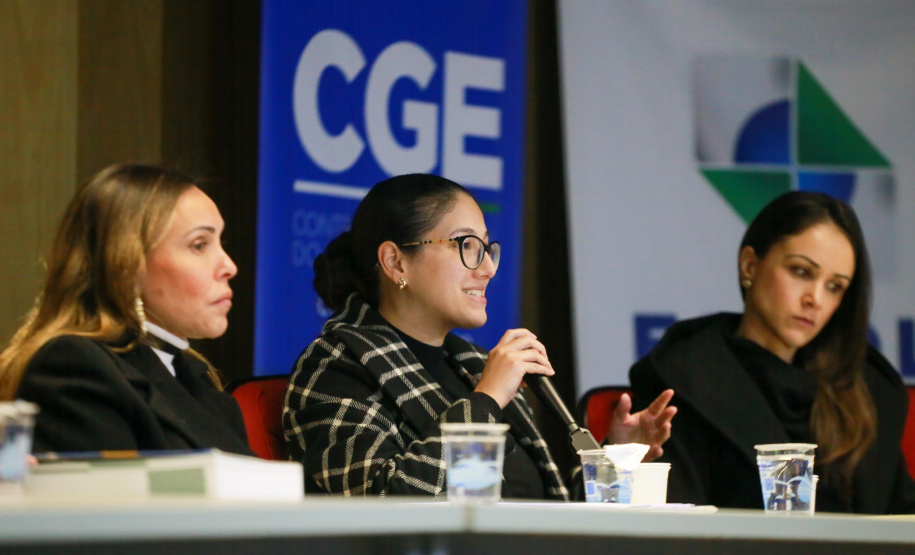 Autoridades falam para plateia sobre a lei de licitações e atividades de controle.