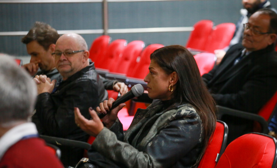 Autoridades falam para plateia sobre a lei de licitações e atividades de controle.