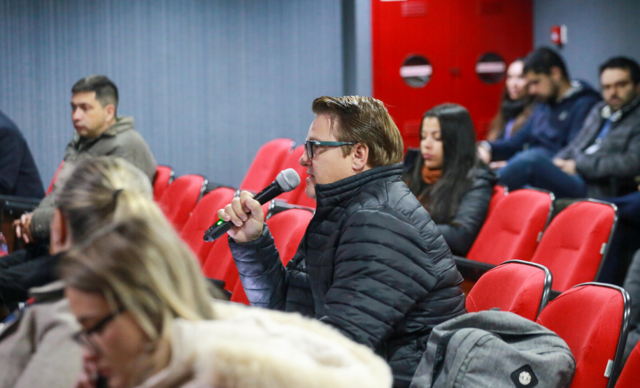 Autoridades falam para plateia sobre a lei de licitações e atividades de controle.