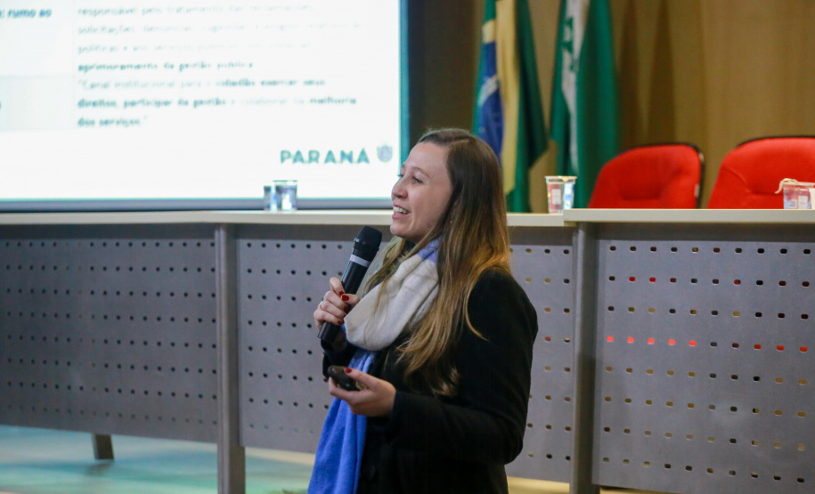 Autoridades falam para plateia sobre a lei de licitações e atividades de controle.