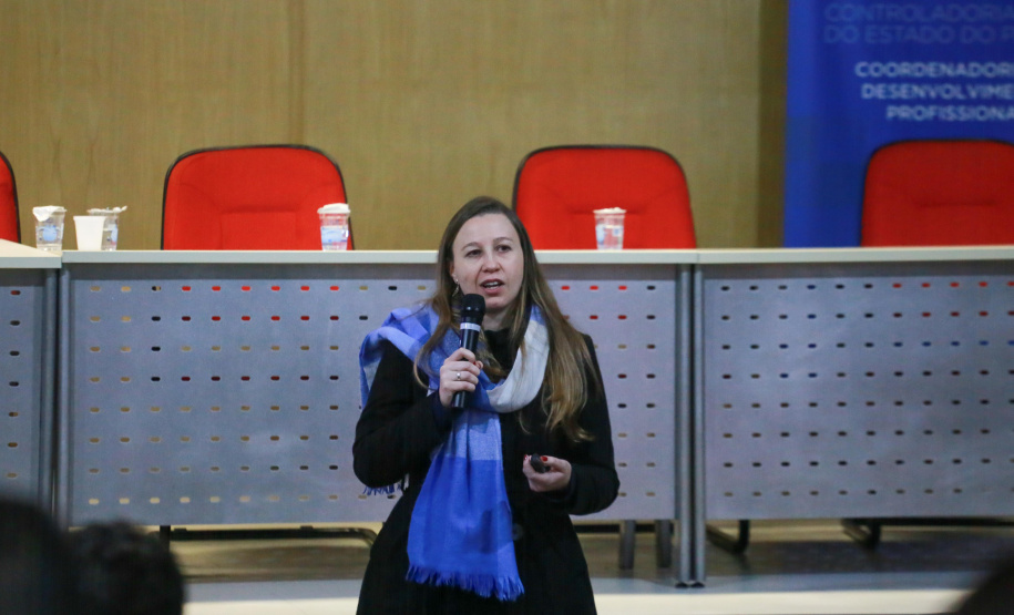 Autoridades falam para plateia sobre a lei de licitações e atividades de controle.