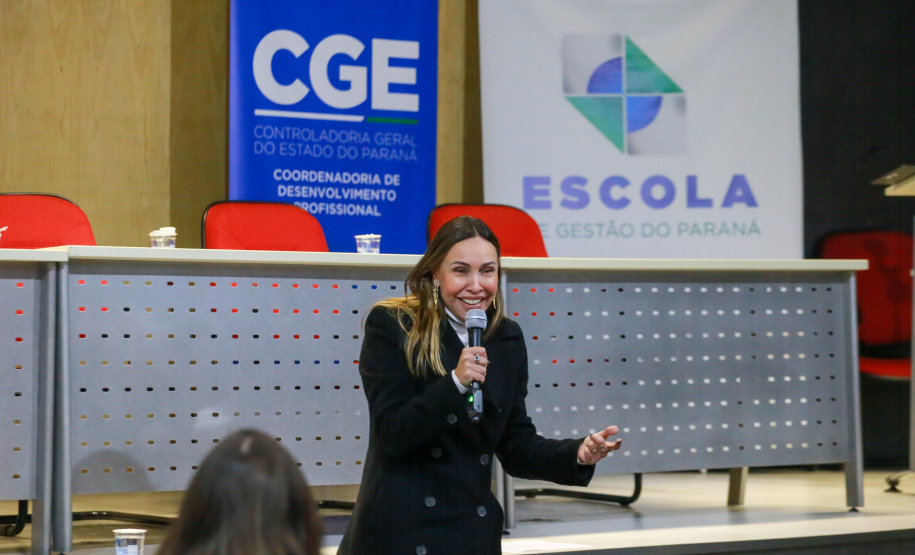 Autoridades falam para plateia sobre a lei de licitações e atividades de controle.