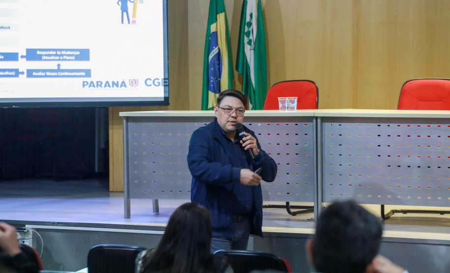 Autoridades falam para plateia sobre a lei de licitações e atividades de controle.