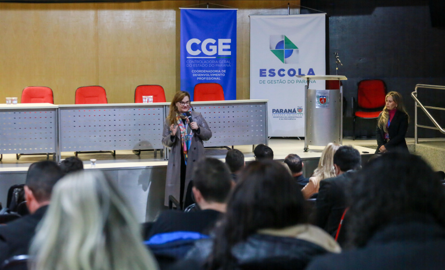 Autoridades falam para plateia sobre a lei de licitações e atividades de controle.