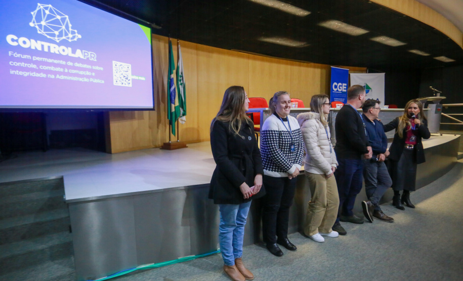 Autoridades falam para plateia sobre a lei de licitações e atividades de controle.