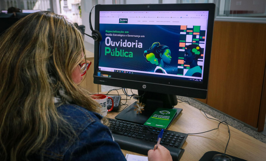 servidora da ouvidoria-geral vê página na internet sobre o curso