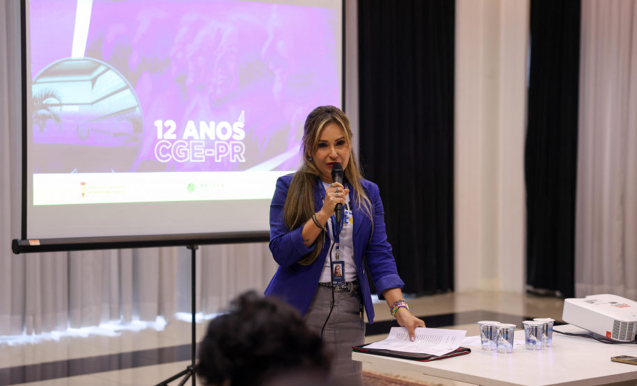 reunião de servidores da CGE para paletra de aniversário