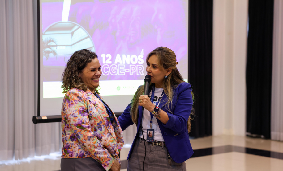 reunião de servidores da CGE para paletra de aniversário