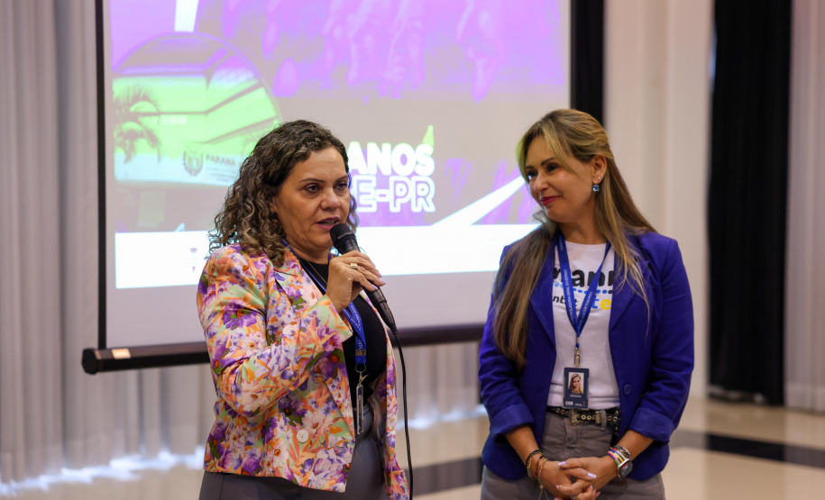 reunião de servidores da CGE para paletra de aniversário