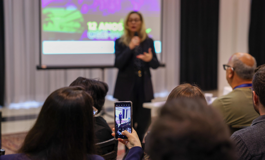 reunião de servidores da CGE para paletra de aniversário