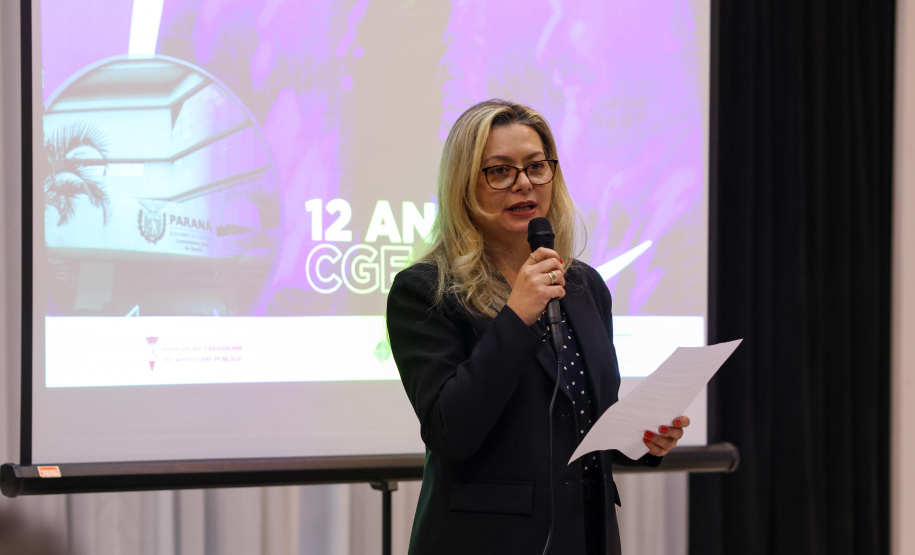 reunião de servidores da CGE para paletra de aniversário