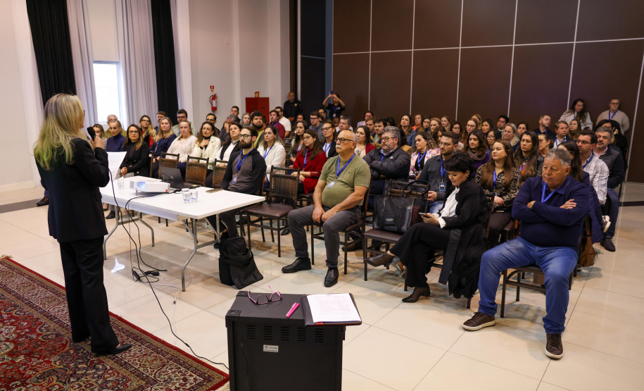 reunião de servidores da CGE para paletra de aniversário