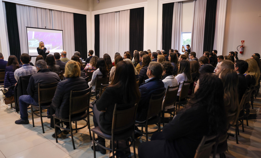 reunião de servidores da CGE para paletra de aniversário