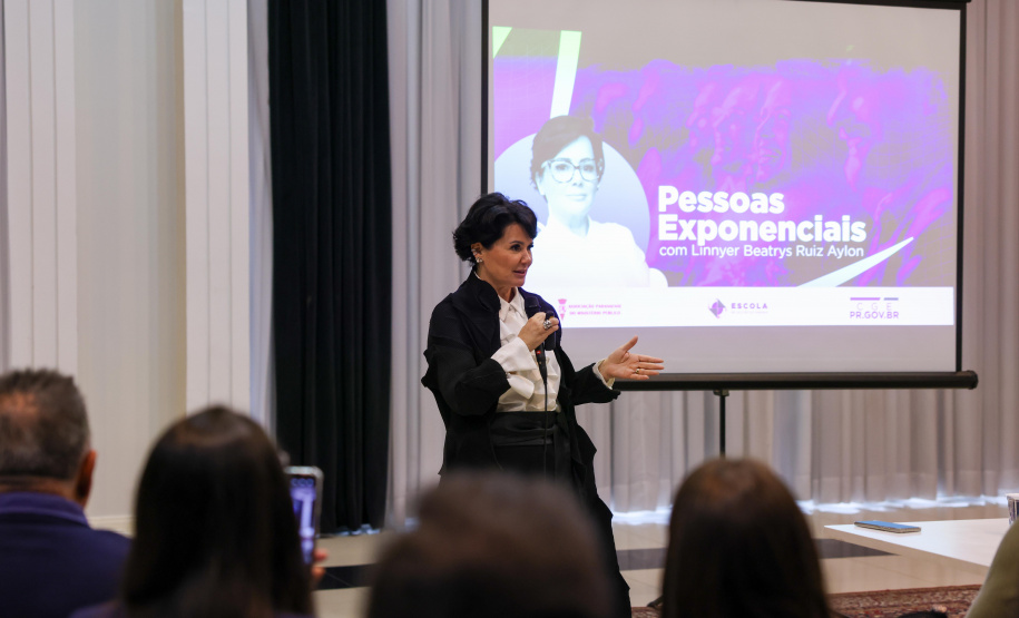 reunião de servidores da CGE para paletra de aniversário