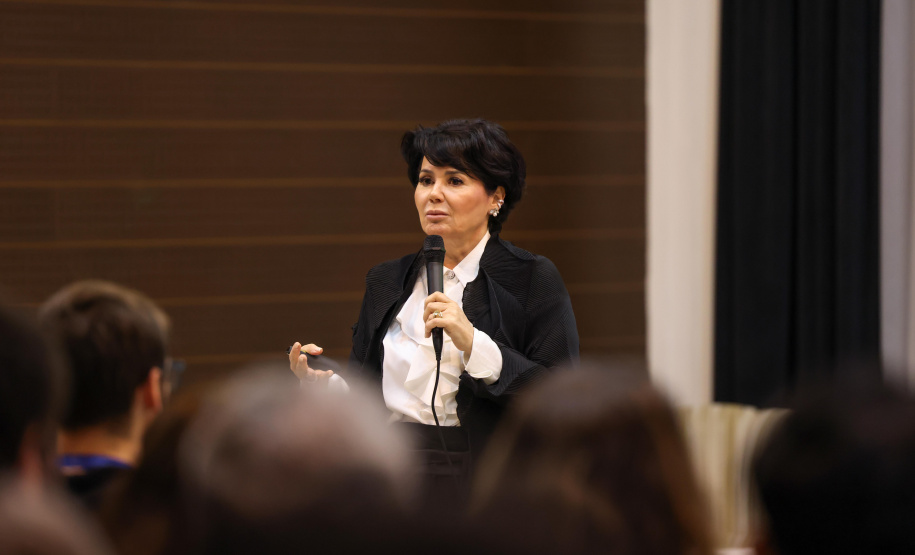 reunião de servidores da CGE para paletra de aniversário